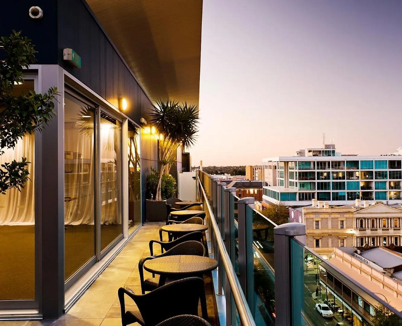Majestic Roof Garden Hotel Adelaide 4*,