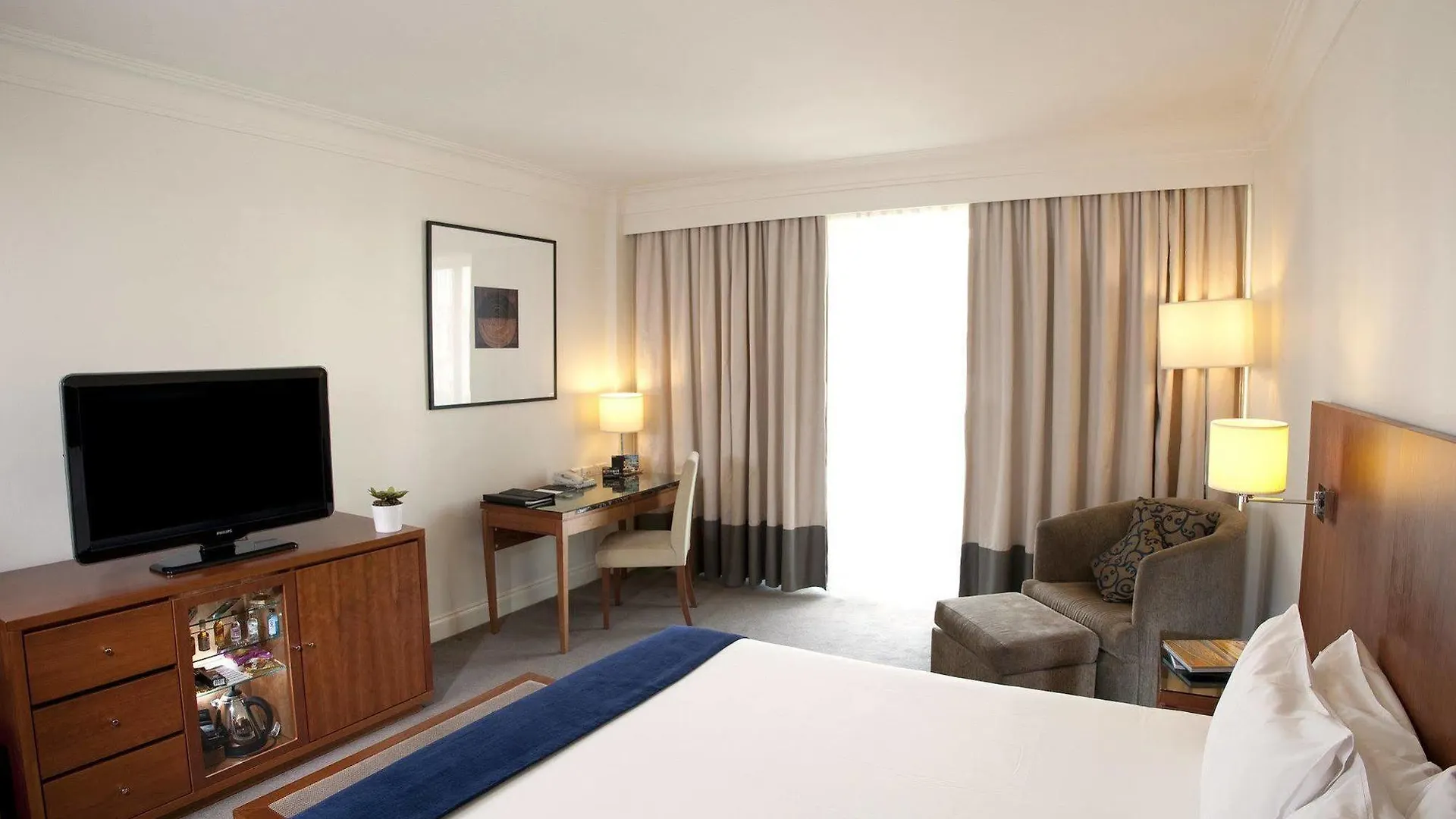 Majestic Roof Garden Hotel Adelaide 4*,
